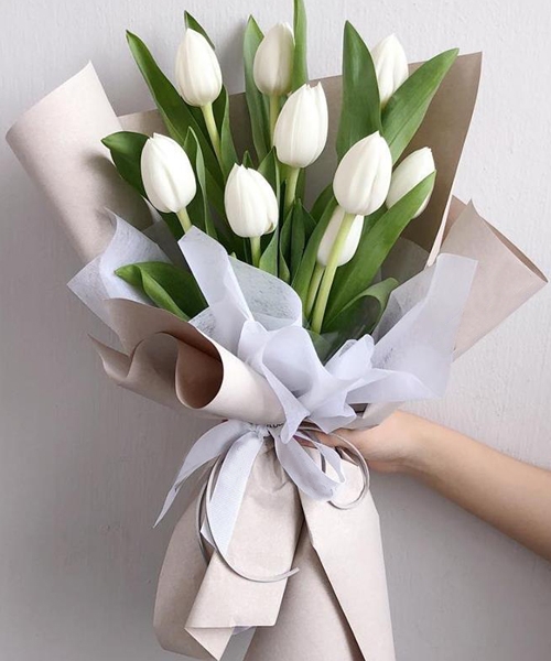 9 Pcs White Tulips in a Bouquet​